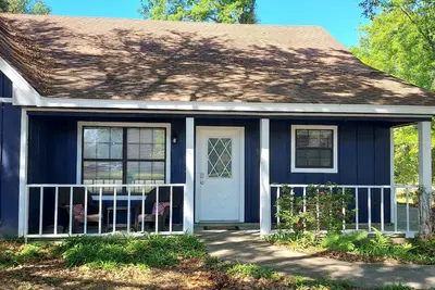 Image de Adorable 3 bedroom attached cottage in quiet spot.