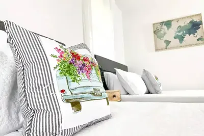 Image de Cozy Suite w/*King Size Bed *6 Min-Uga/Dwtn + Full Sports Park