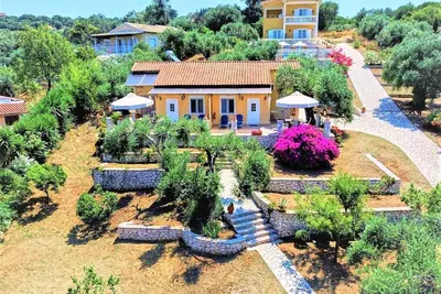 Image de Maison avec 2 appartements et piscine, 9 min. Ă pied de la plage, Brise de mer 1