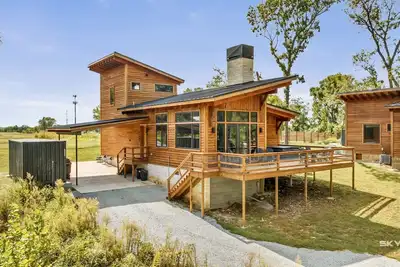 Image de Twin Retreat Cabin #2, Hot Tub, Near Battlefield Golf Course & Shangri La Resort