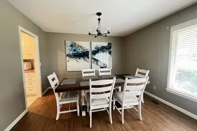 Image de Spacious ranch home in quiet neighborhood.