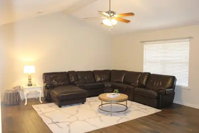 Image de 20 minutes to Lrafb. Spacious home close to shopping & eating. .