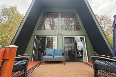 Image de Cozy, private lakefront cottage with sunset view!