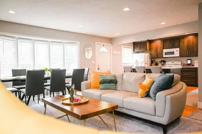 Image de Peloton House Luxury |Peloton Bike| Large Hot Tub