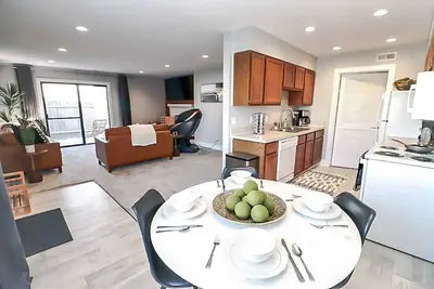 Image de 2 Bed, 1Bath Massage Chair 5 Guests - South Lincoln