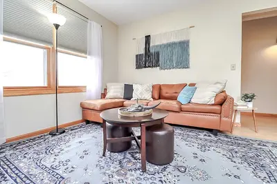 Image de 4bd 2b | 20 min walk to Downtown | 8 guests