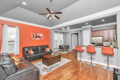 Image de Spacious Townhome with Hot Tub in Houston