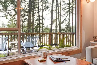 Image de Cozy Lakeside Cabin with Modern Amenities. Romantic Escape 1. 75 hrs from Seattle