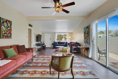 Image de Game room! Fun, sustainable 6 br w/ room for 18 in real beds, pool table, games!