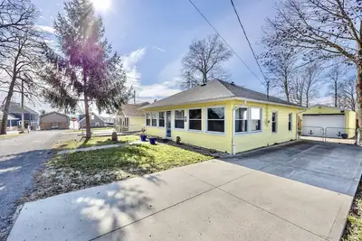 Image de Quiet lake getaway in nautical themed cottage at beautiful Indian Lake