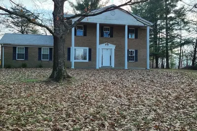 Image de Spacious and private home. Located 2 miles from the Creation Museum. Sleeps 14.