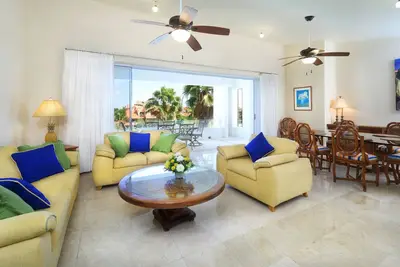 Image de Chac Hal Al marina view 2 or 3 bedroom Ph, elevator, steps to beach & pool. \n