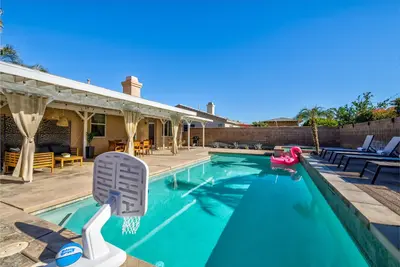 Image de Boho Bungalow - 30ft pool & minutes from festivals