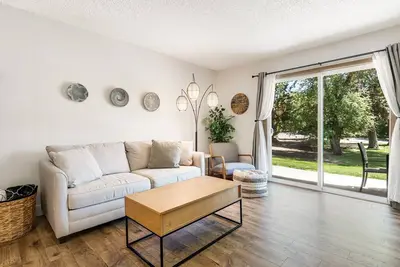 Image de Beautifully remodeled ground floor condo near downtown w/ gas fireplace and Bbq!