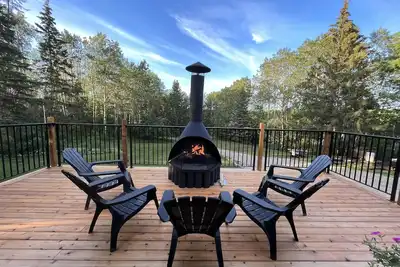 Image de Rustic Cabin with glamour. Private, mature trees & close to provincial park