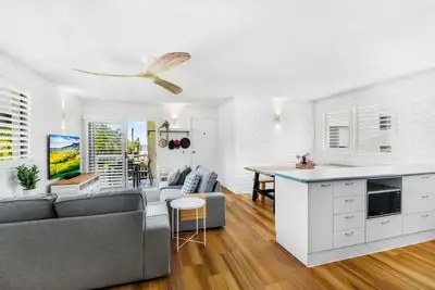 Image de Coastal style 3 bedroom unit directly opposite the beach!