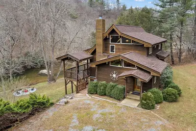 Image de Riverfront Cabin with Hot Tub and Game Room