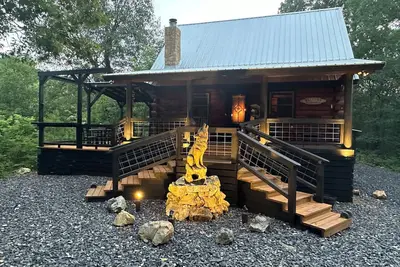 Image de Luxurious and Rustic “Wolf Ridge Lodge” with Hot Tub - Sleeps 6 at Wolf Pen Gap