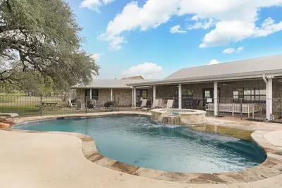 Image de Adelante · Near River~Games~Hot Tub~Pool~Amazing Home for 20