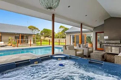 Image de Experience coastal living at its absolute best when you stay at Pool Haven on Leah