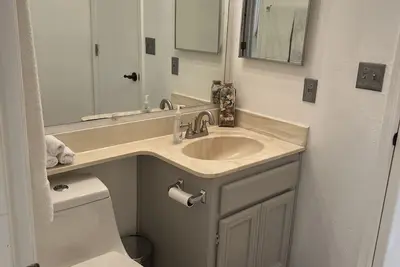 Stylish Bright 2b Condo, Sleeps 6. Free Parking