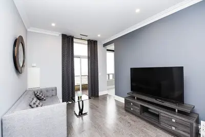 Image de Grand Penthouse - 2br & 2bth Walk-in distance to Square One Mall