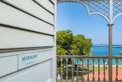 Image de Very Spacious 3rd floor unit with gorgeous ocean view and wrap around porch