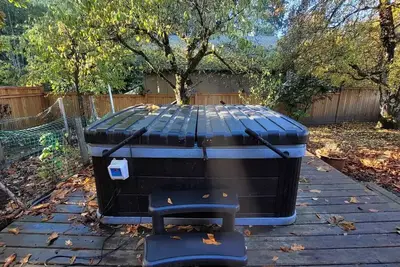 Image de Private Guest Suite with Hot Tub - Close to Trails