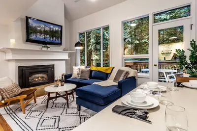 Image de Snowater resort Corner Condo w/ River View & amenities. Close to Mt. Baker & trails