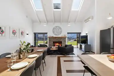 Image de Modern Home With Beautiful River Views