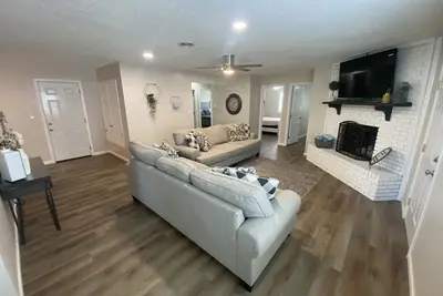 Image de Newly renovated 3 bed/ 2 bath, central to the fun.