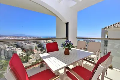 Image de Charmant penthouse avec piscine, clima et vue, Près de la plage, du port et de la salle de sport