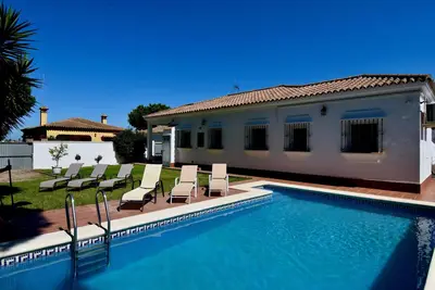 Image de Location de vacances charmante et confortable  avec piscine privée à Chiclana de la Frontera, Andalousie, Espagne pour 8 personnes