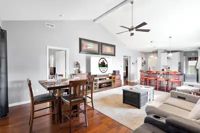 Image de 3br/3ba Golf Course Condo • Upgraded Kitchen • Discount Tickets & Golf!