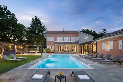 Villa Green Frame in Cental Istria for families with playground and wellness