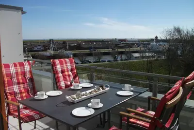 Luxurious vacation apartment with harbor view in the \"Deichoase\"