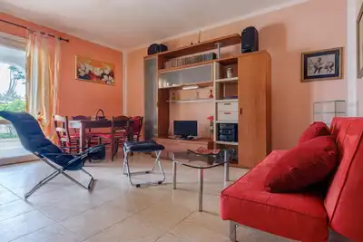 Image de Appartement 'Casa Azzurra 107m Dal Mare' avec jardin privé et climatisation.