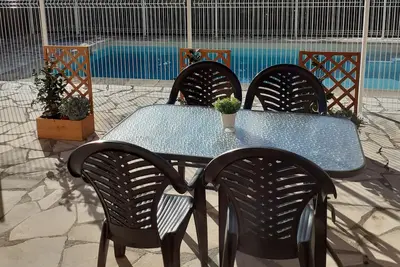 Image de Maison mitoyenne calme avec piscine