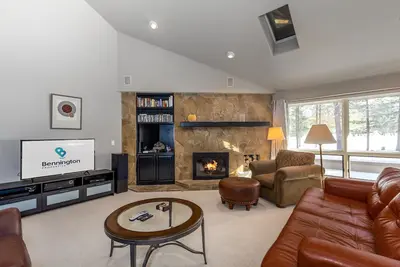 Image de Redc23 - Spacious Home, Gas Fireplace, Ping Pong
