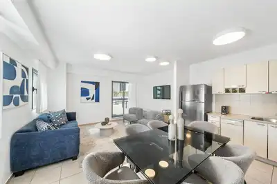 Image de Huge sunny Balcony, 3 Bedrooms on Agripass st