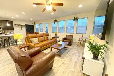 Image de Spacious North Austin Retreat ✦ Family Pet Friendly ✦ Near Domain, Q2 & Downtown