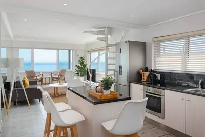 Image de 2 Bed Beachfront Gem with stunning Ocean views