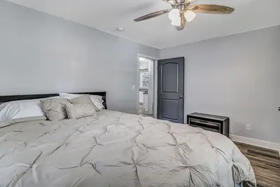 Image de 5 minutes drive to downtown Savannah.