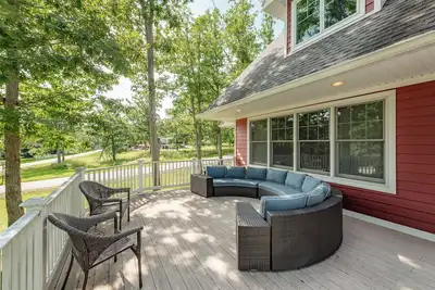 Image de Chic Lake Access Home w/ Hot Tub & Fireplaces