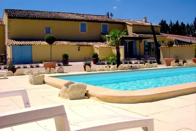 Image de Demeure D Hotes    Luberon   Mas Dansavan\nPiscine  climatisation et espace vert