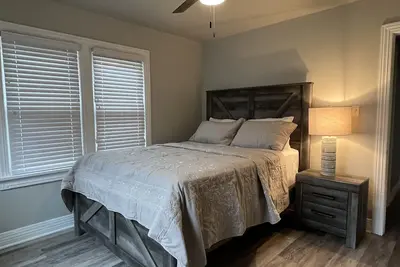 Image de 1940's remodeled bungalow in quiet neighborhood.