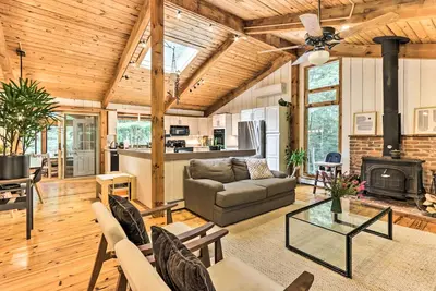 Image de Rustic-Chic Home w/ Decks: Pool + Lake Access