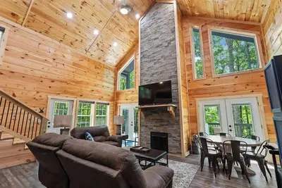 Image de 3br 2ba w/ King Bed/Hot Tub in Heart of Rrg