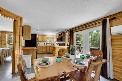 Image de Riverside Retreat- Beautiful rental home on the Manistee River