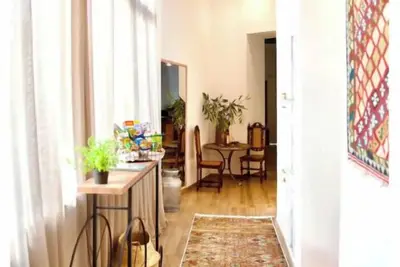 Image de Modern meets tradition-steps from the city center!